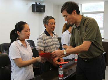 省總工會(huì)黨組書記、副主席陳震一行到順昌虹潤精密儀器有限公司慰問困難職工